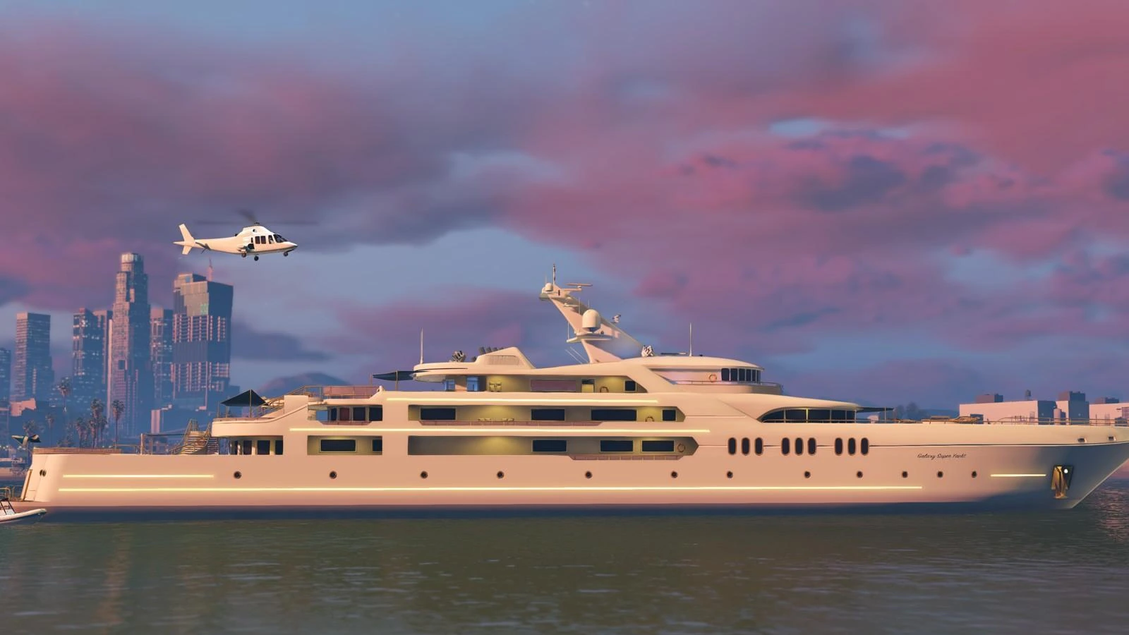 A white superyacht arriving off the Los Santos skyline at dusk